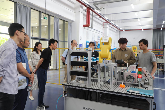 技能，让生活更美好——智能工程学院职教周工业机器人应用展活动侧记